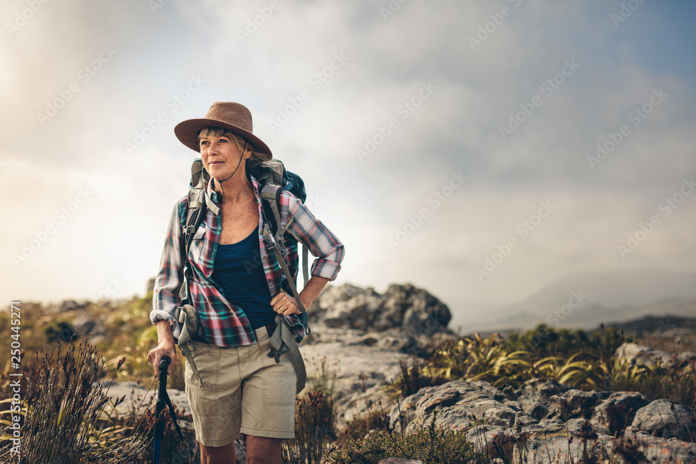 老年妇女徒步旅行