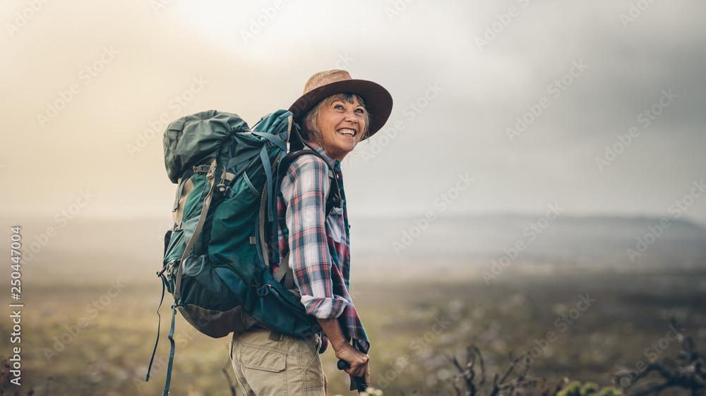 一位兴奋的女性徒步旅行者的肖像