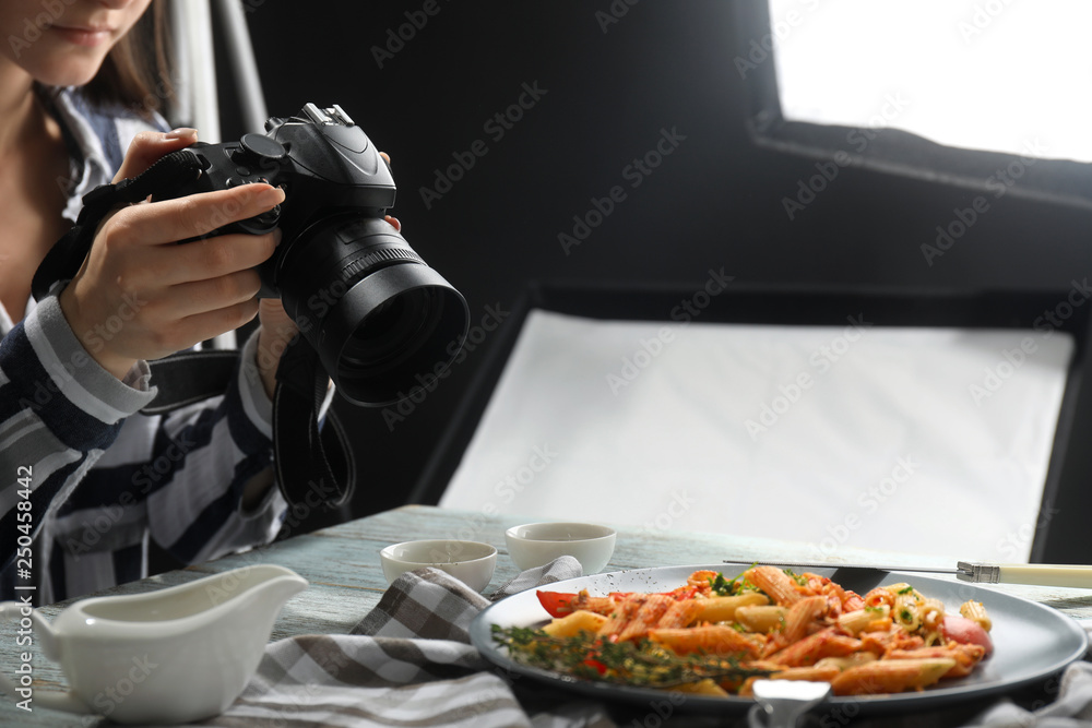 年轻女子在专业照相馆拍摄美味的意大利面