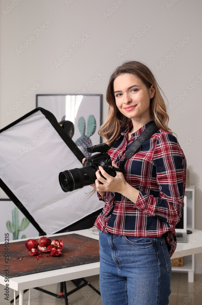 家庭摄影棚里的女性美食摄影师肖像