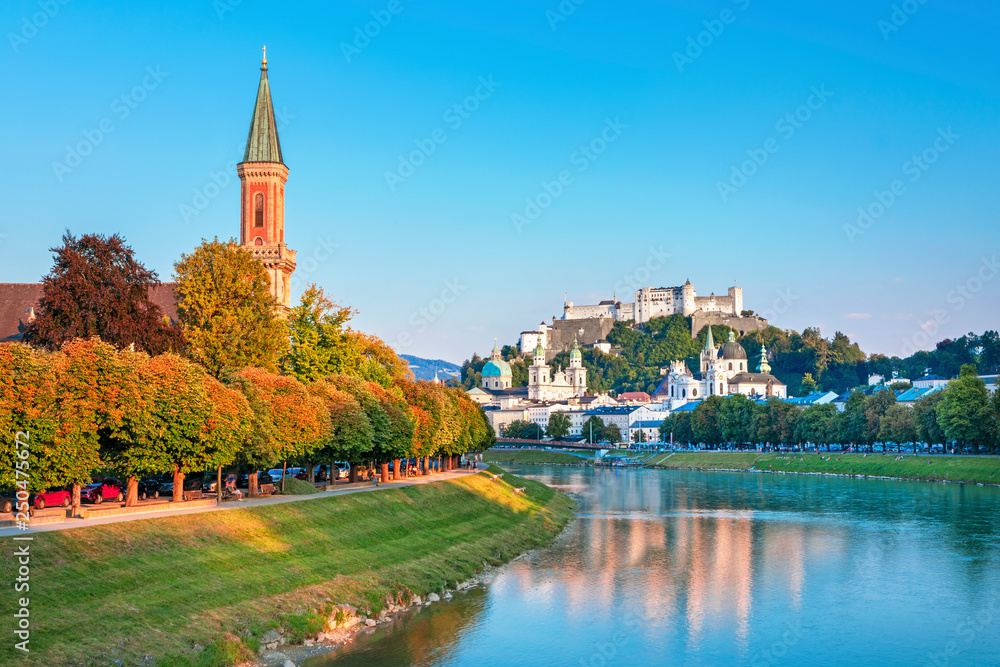 夏天，萨尔茨堡的Festung Hohensalzburg和Salzach河可以欣赏到萨尔茨堡天际线的美景。