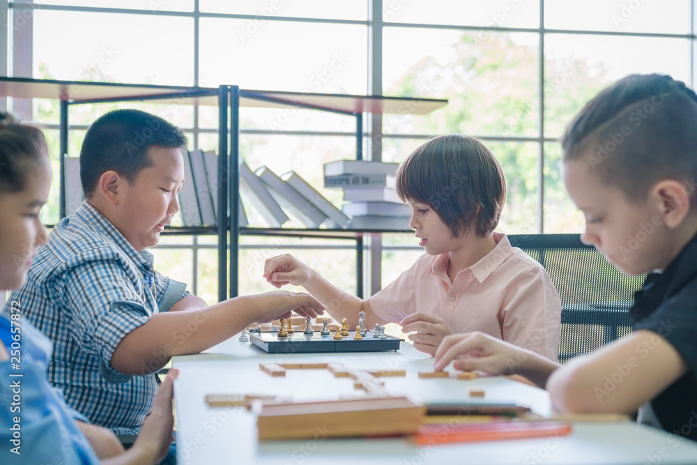 儿童玩棋盘游戏