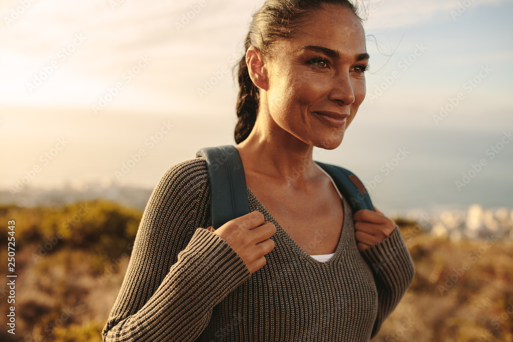 走在乡间小路上的女人