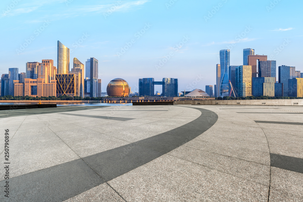 空荡荡的广场层和有建筑的杭州城市天际线