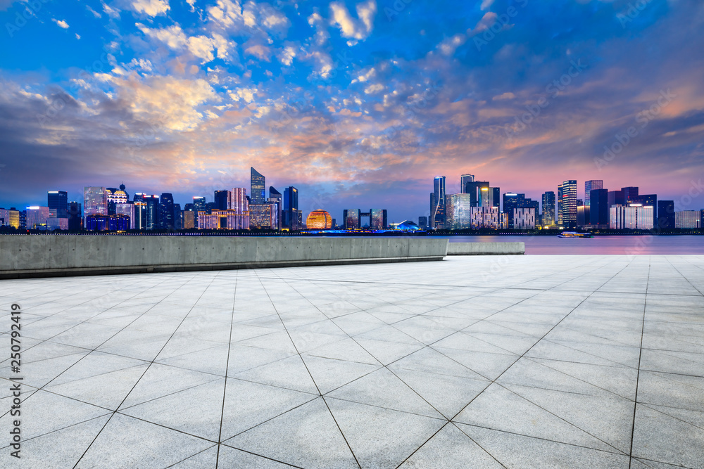 空荡荡的广场层，杭州美丽的城市夜景