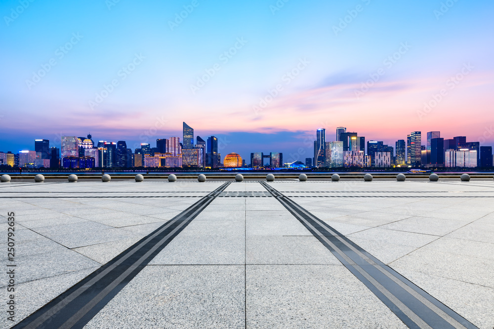 杭州空荡荡的广场层，美丽的城市夜景