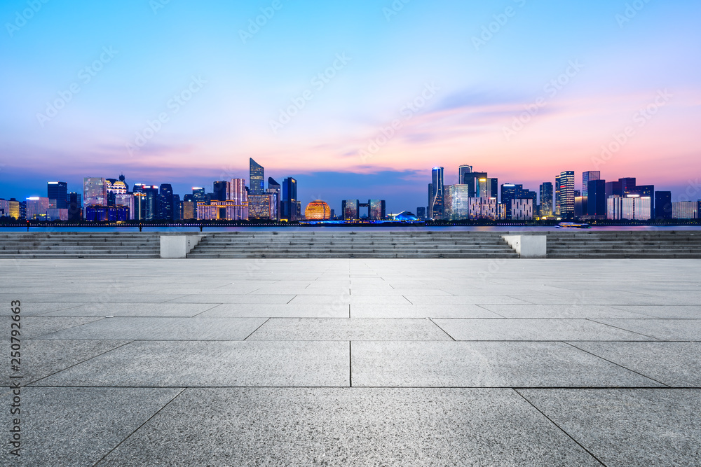 空荡荡的广场层，杭州美丽的城市夜景