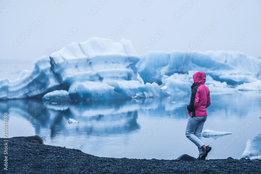 在冰岛的Jokulsarlon冰川泻湖旅行。