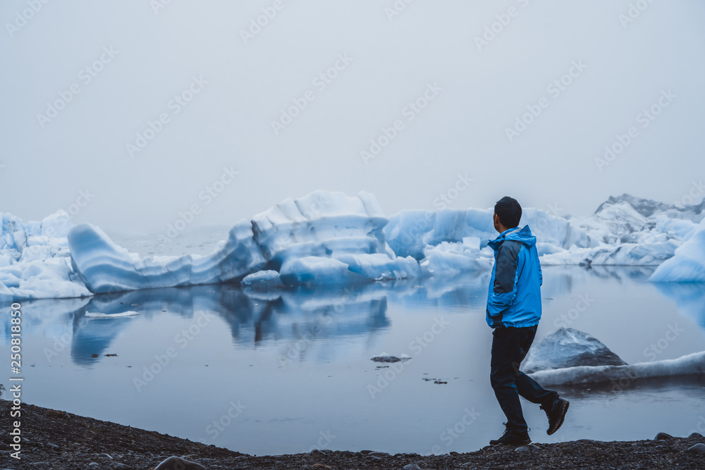 在冰岛的Jokulsarlon冰川泻湖旅行。