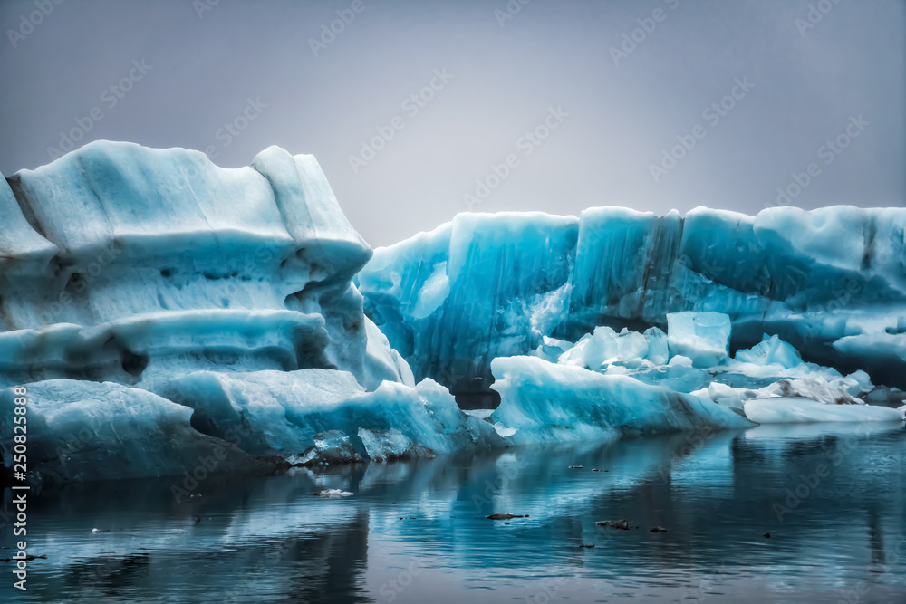 冰岛Jokulsarlon冰川泻湖中的冰山。