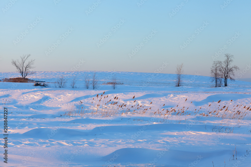 美国纽约州莫霍克山谷农场国家的积雪景观