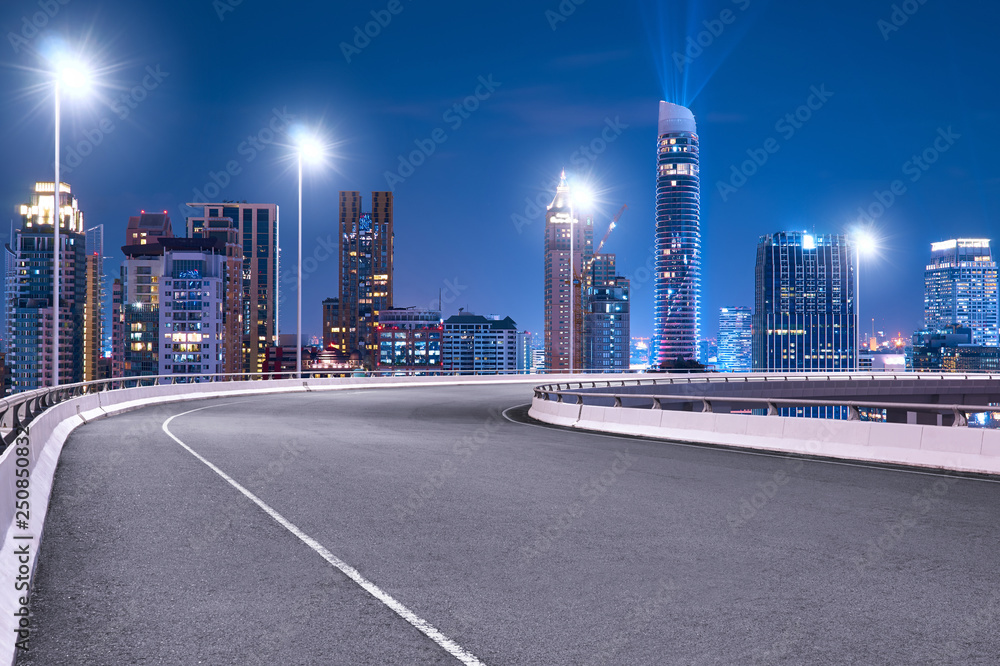 高速转角立交桥沥青路，曼谷城市景观，夜景。