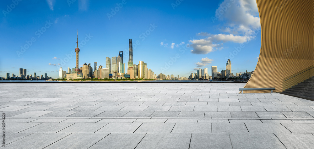 中国上海，空荡荡的广场层，城市天际线尽收眼底