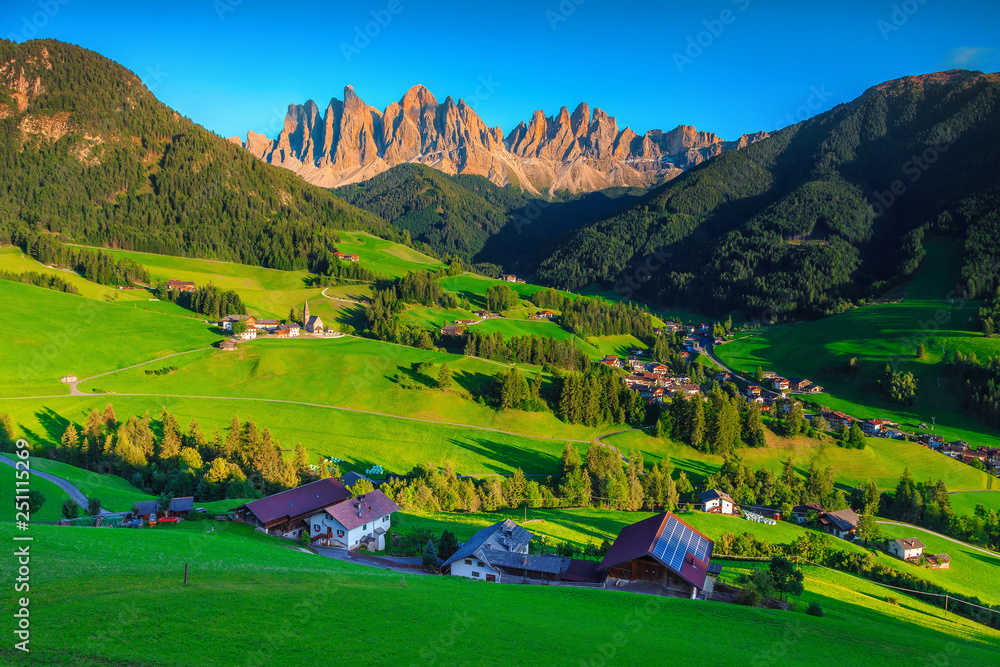 欧洲意大利多洛米蒂Santa Maddalena村令人惊叹的夏季景观