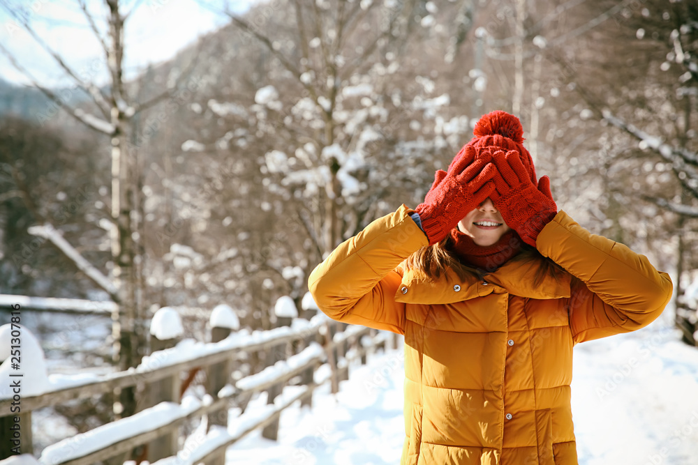 雪地度假村的快乐女人