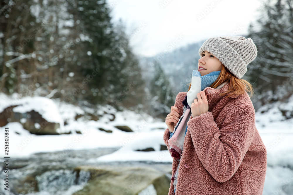 雪域度假村的美女