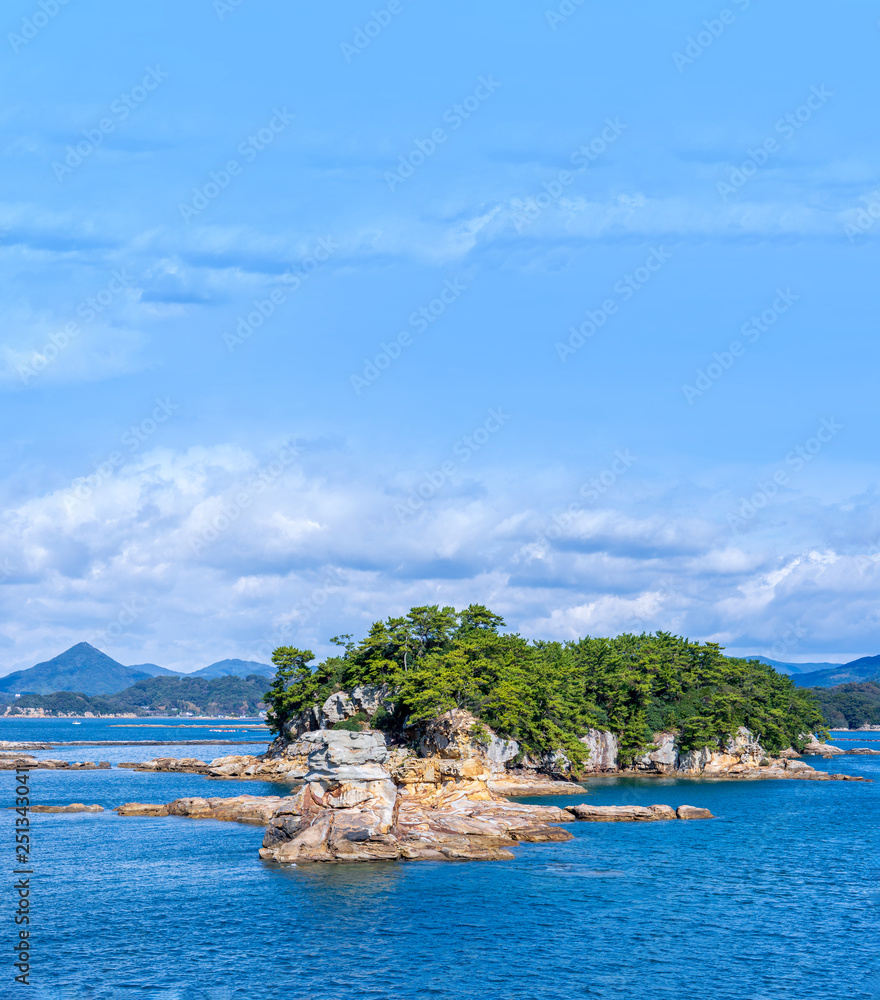 晴朗的日子里，蓝海上的许多小岛，著名的久宿岛（99岛）珍珠海度假胜地