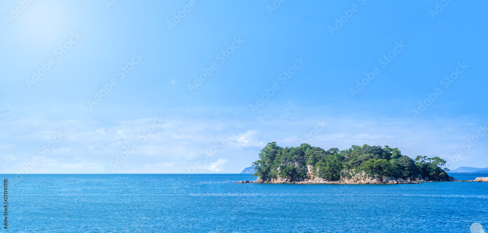 晴朗的日子里，蓝海上的许多小岛，著名的久宿岛（99岛）珍珠海度假胜地