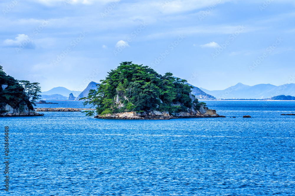 晴朗的日子里，蓝海上的许多小岛，著名的久宿岛（99岛）珍珠海度假胜地