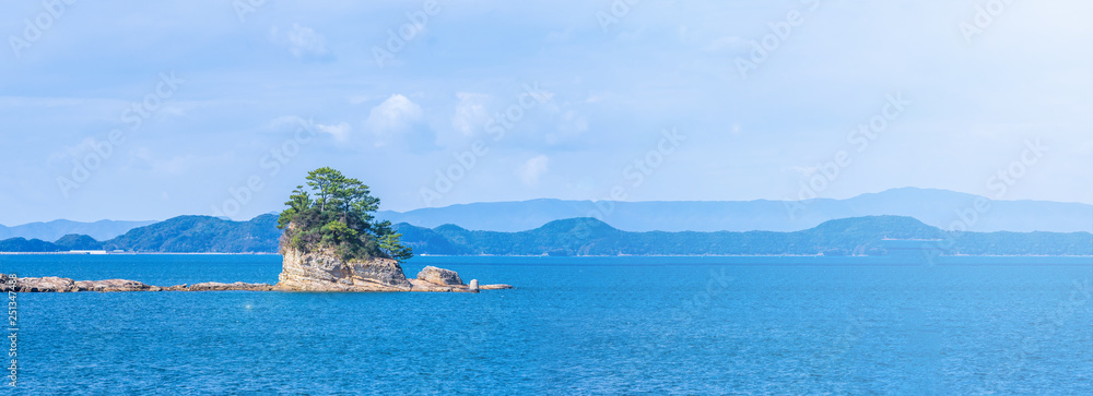 晴朗的日子里，蓝海上的许多小岛，著名的久宿岛（99个岛屿）珍珠海度假胜地