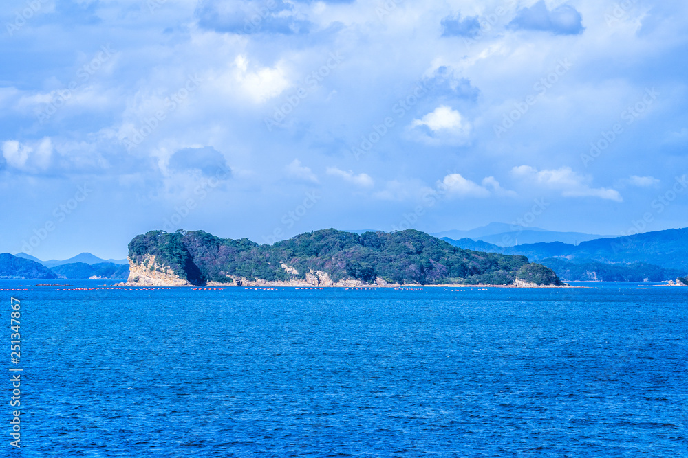 晴朗的日子里，蓝海上的许多小岛，著名的久宿岛（99岛）珍珠海度假胜地