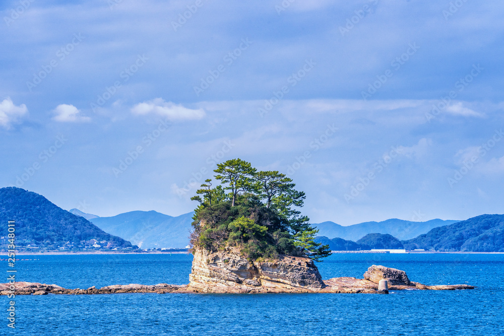 晴朗的日子里，蓝海上的许多小岛，著名的久宿岛（99岛）珍珠海度假胜地