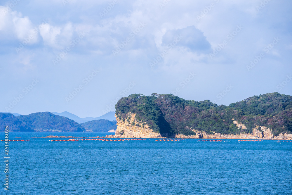 晴朗的日子里，蓝海上的许多小岛，著名的久宿岛（99岛）珍珠海度假胜地