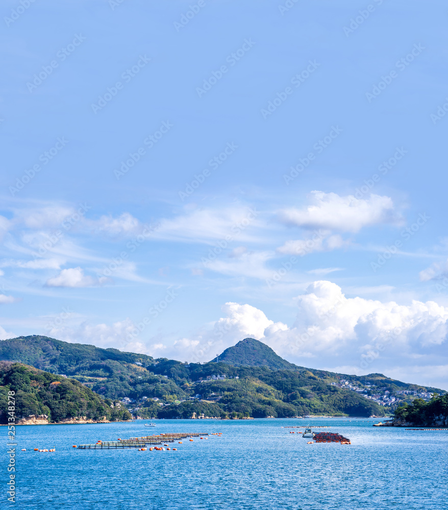 晴朗的日子里，蓝海上的许多小岛，著名的久宿岛（99岛）珍珠海度假胜地