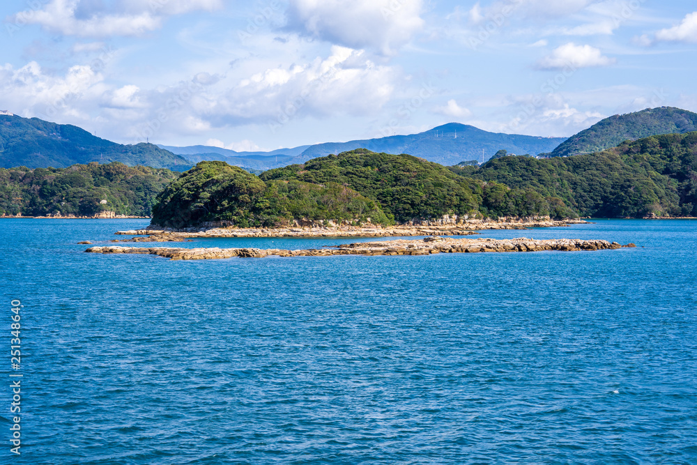 晴朗的日子里，蓝海上的许多小岛，著名的久宿岛（99岛）珍珠海度假胜地