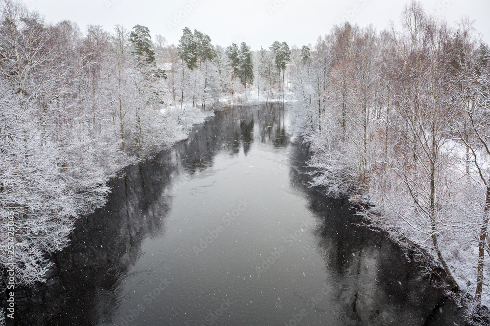 瑞典冬季雪景中的莫鲁姆河