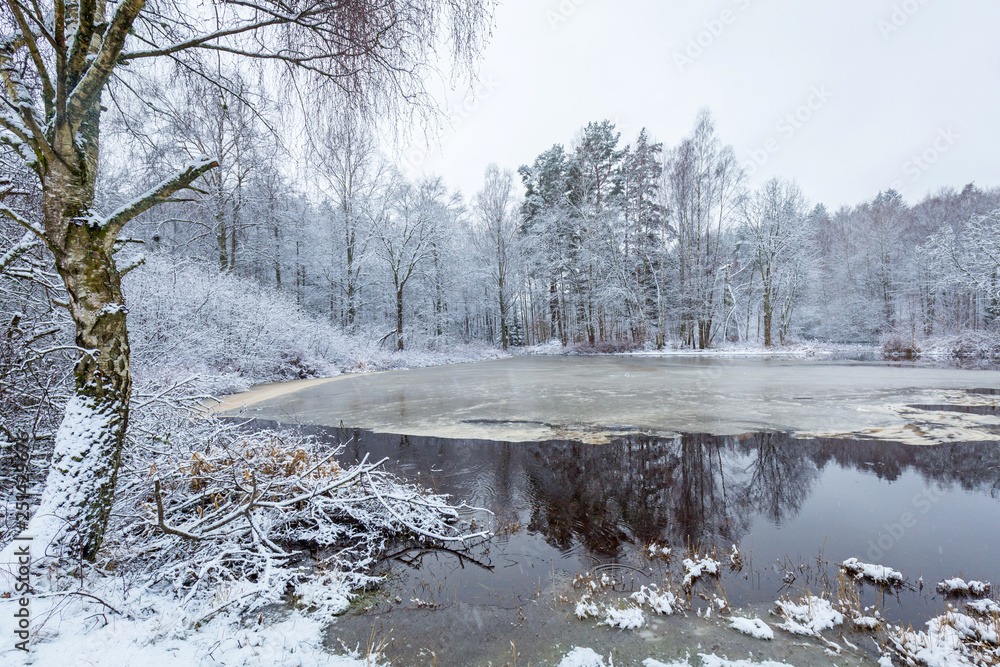 瑞典冬季雪景中的莫鲁姆河