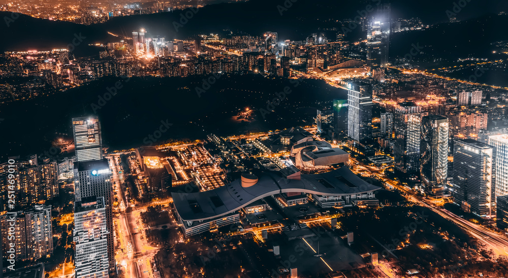 夜间城市建筑鸟瞰图。