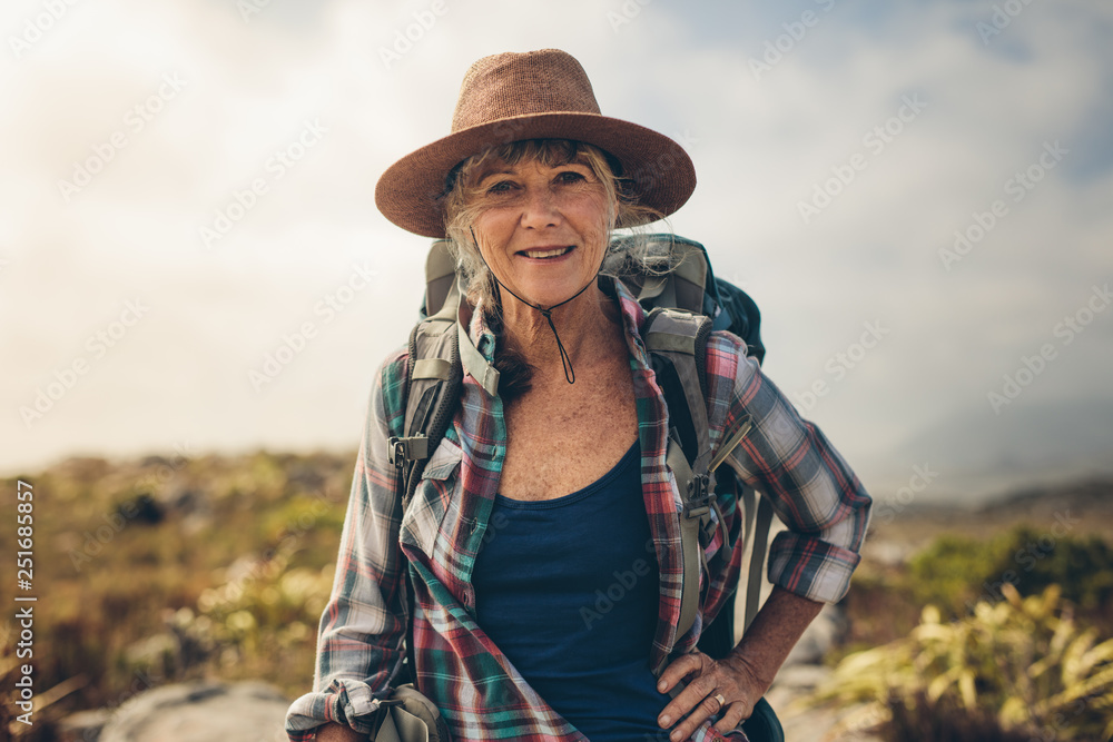 戴帽子的高级女性肖像