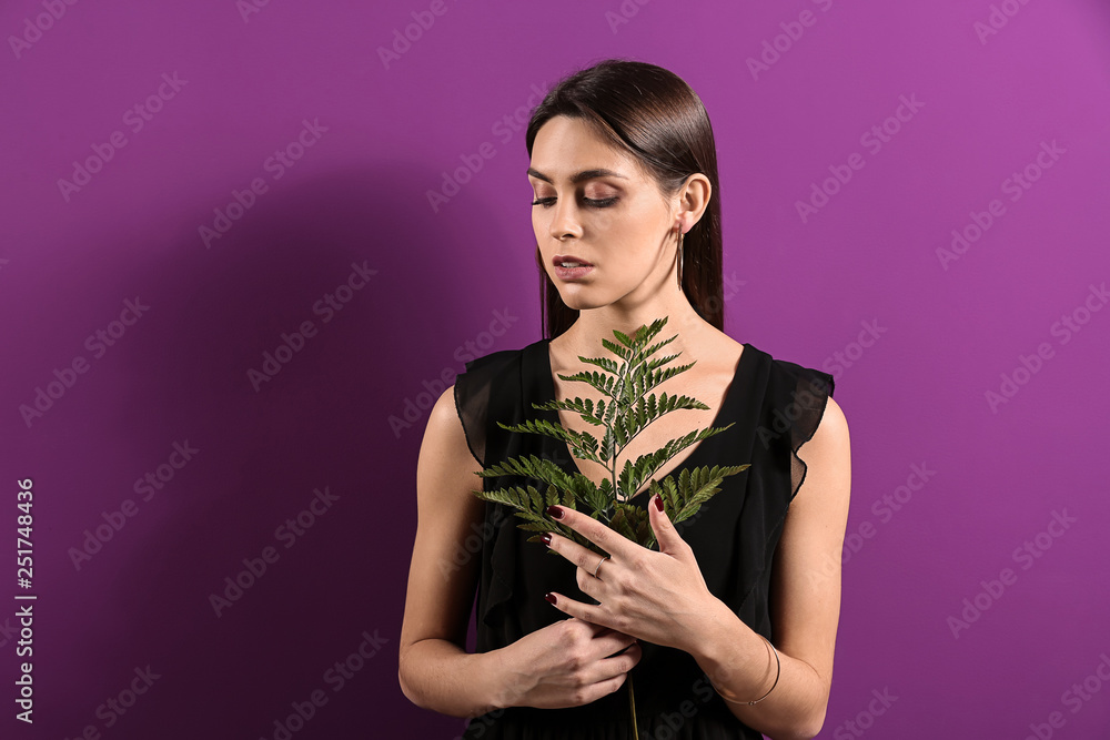 年轻女子，佩戴美丽珠宝，背景为热带树叶