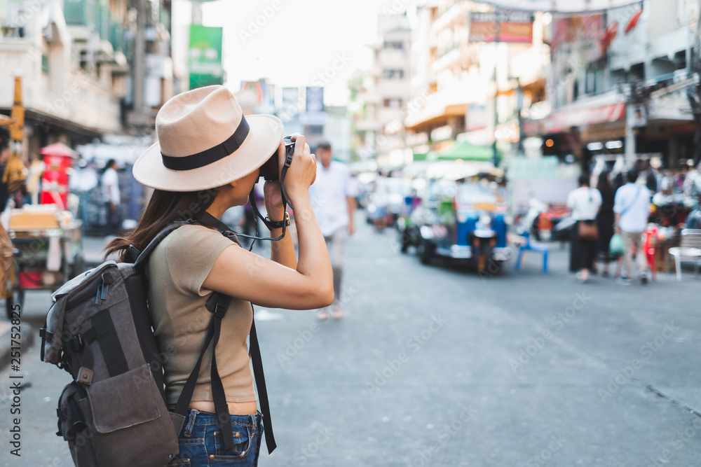 亚洲女性旅游背包客在泰国曼谷考山路旅游拍照