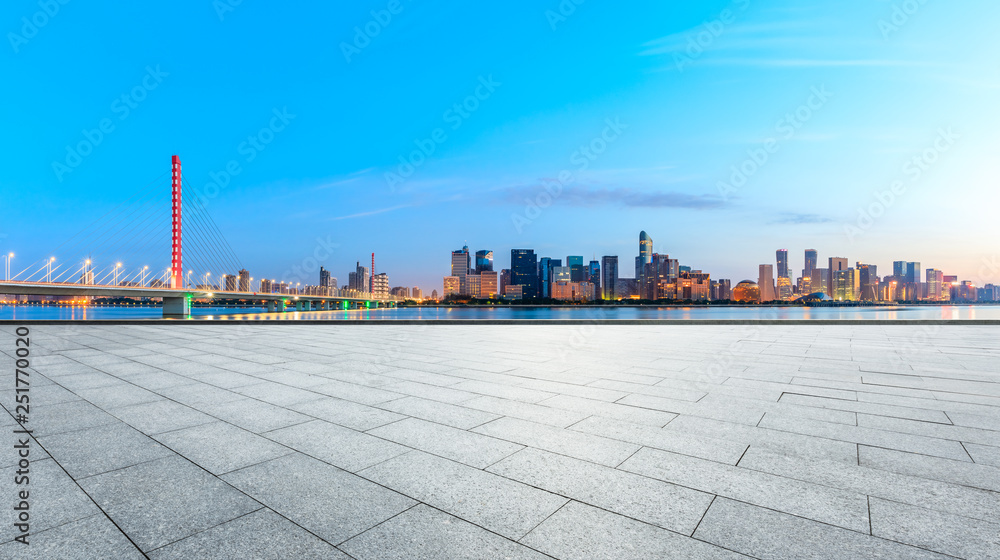 美丽的杭州城市天际线和日出时空旷的广场楼层