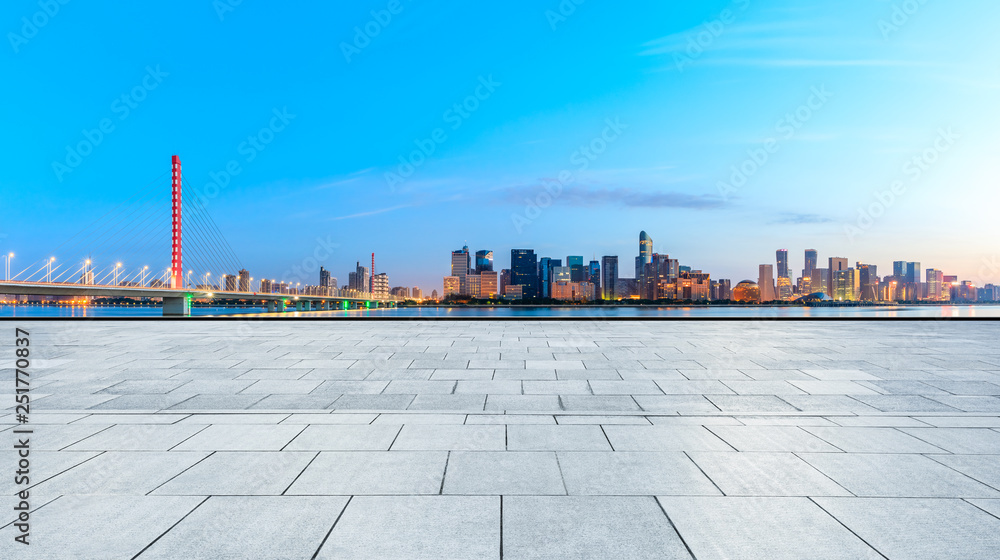 美丽的杭州城市天际线和日出时空旷的广场楼层