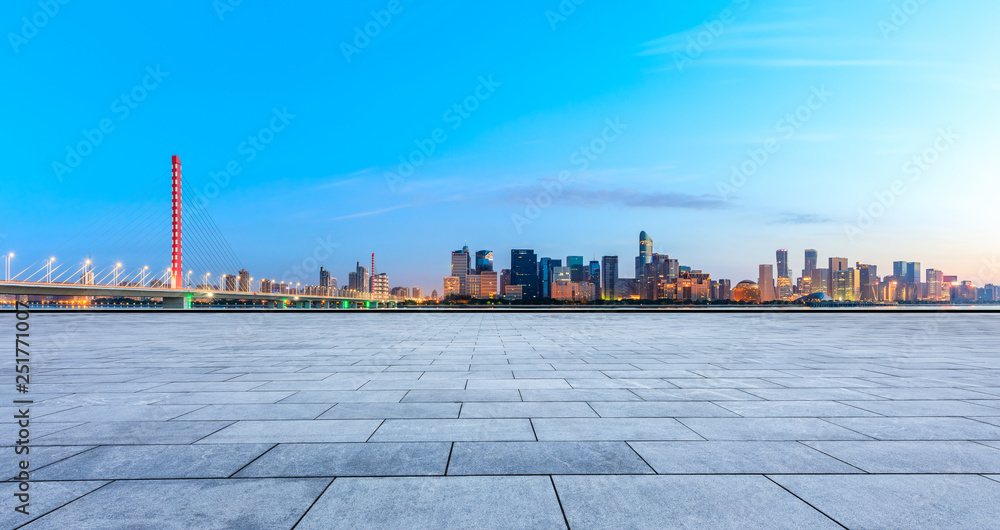 美丽的杭州城市天际线日出时的全景和空旷的广场楼层