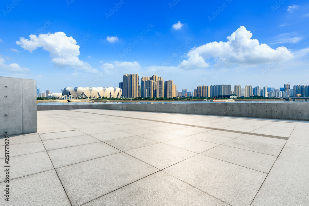 美丽的杭州城市天际线全景空荡荡的广场楼层