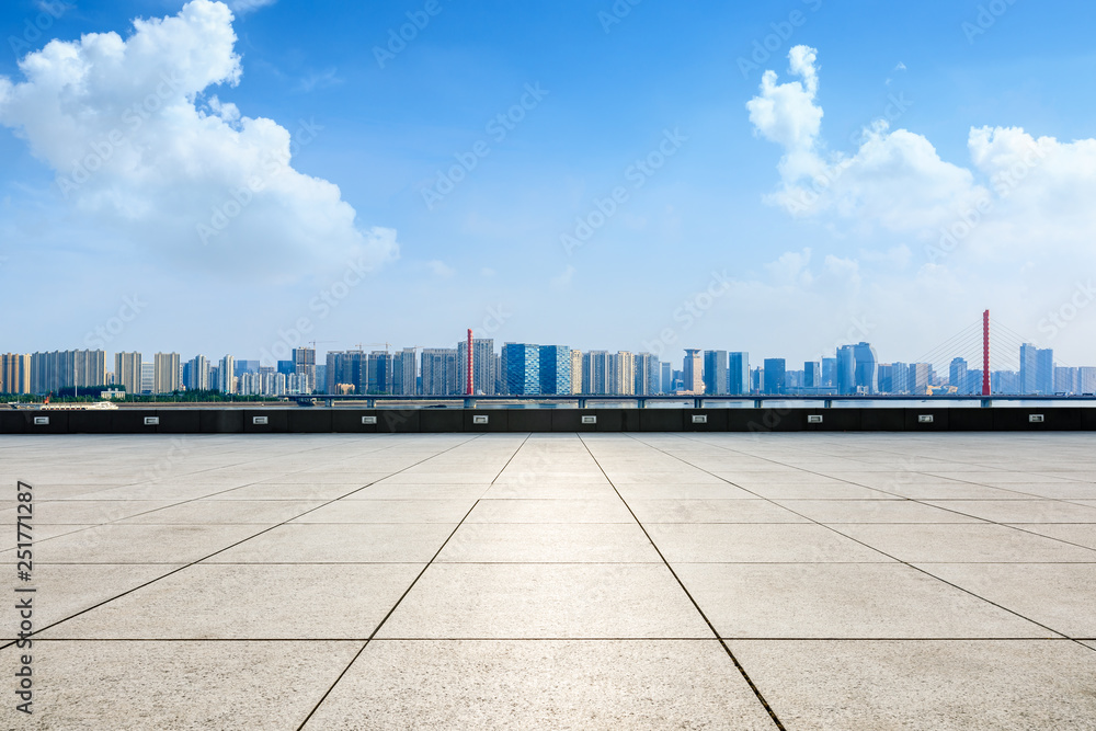 美丽的杭州城市天际线全景空荡荡的广场层