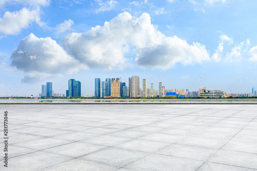 美丽的杭州城市天际线和空旷的广场楼层