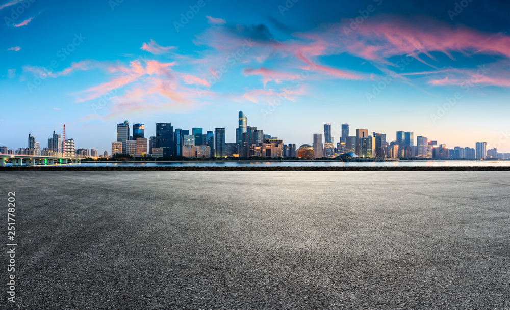 空旷的沥青广场地面和杭州商务区城市景观