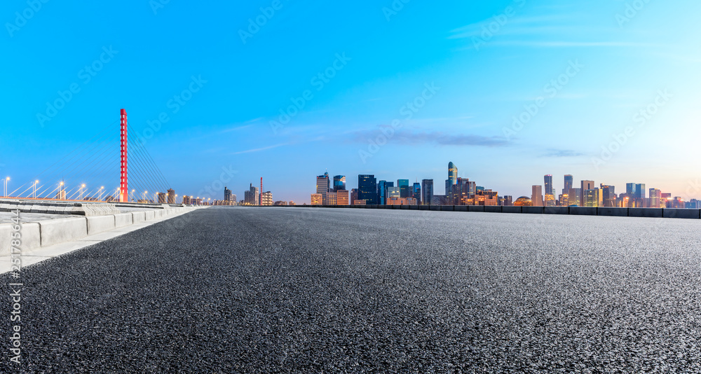 穿过杭州商业区的空柏油路，全景