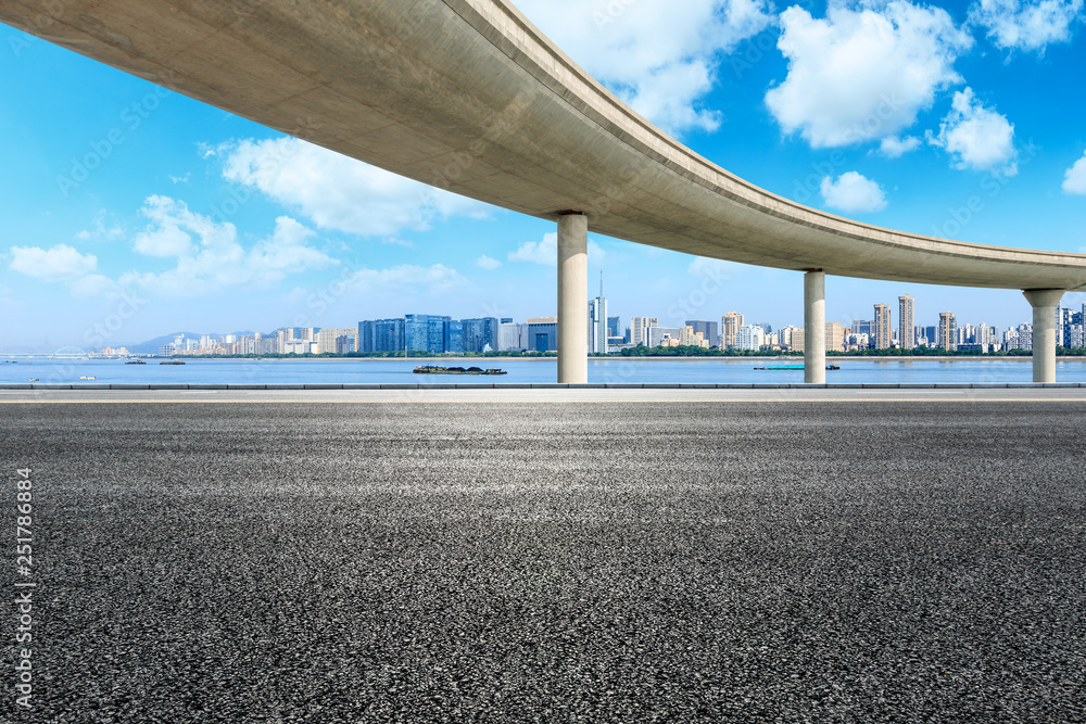 杭州空旷的柏油路和建筑林立的现代城市天际线