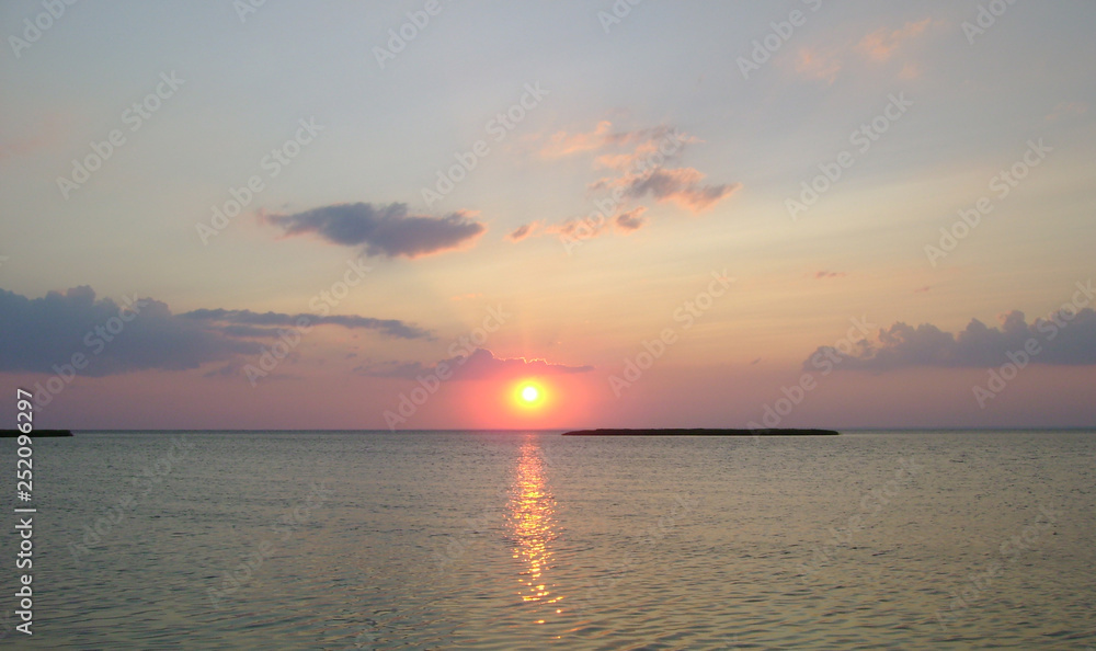 sea ​​horizon setting sun and clouds