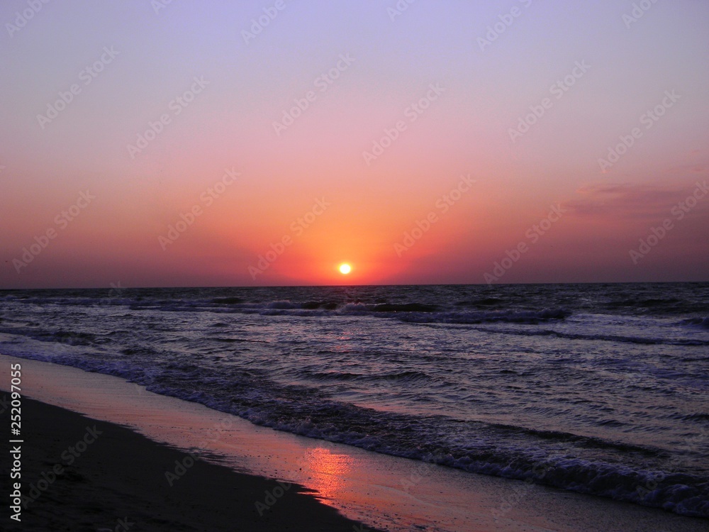 sea ​​horizon setting sun and clouds