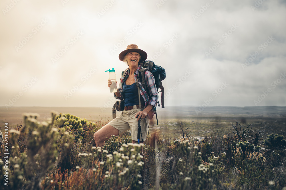 女性徒步旅行者在徒步旅行中放松