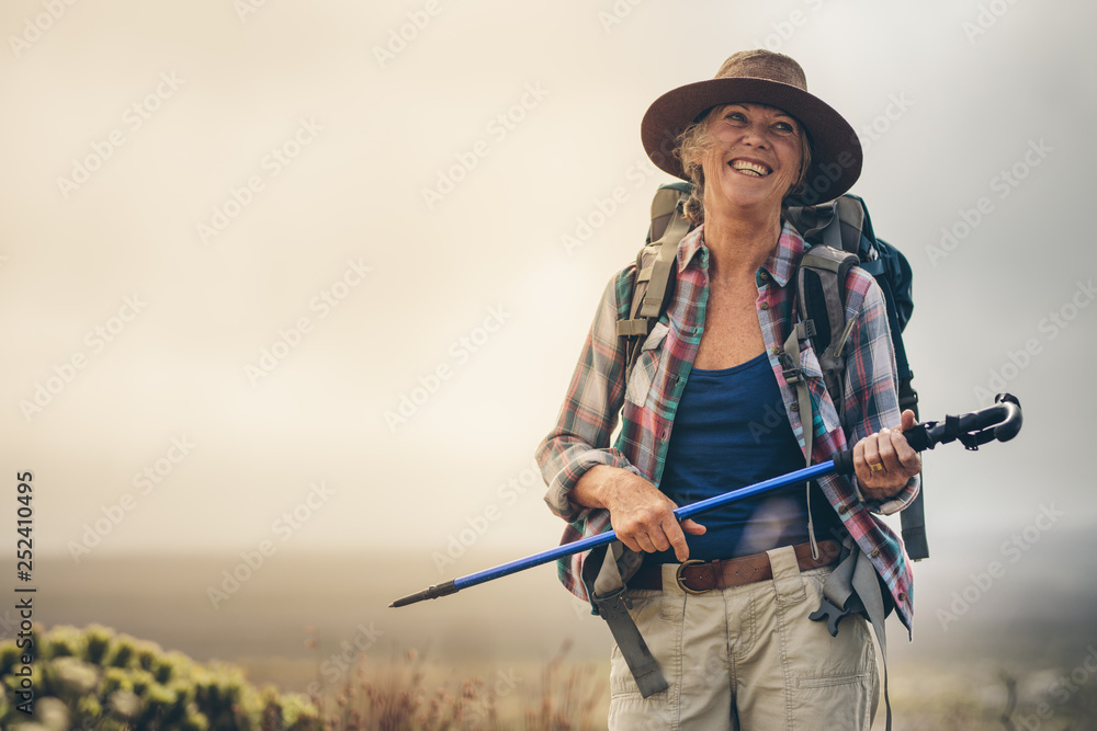 老年妇女享受徒步旅行