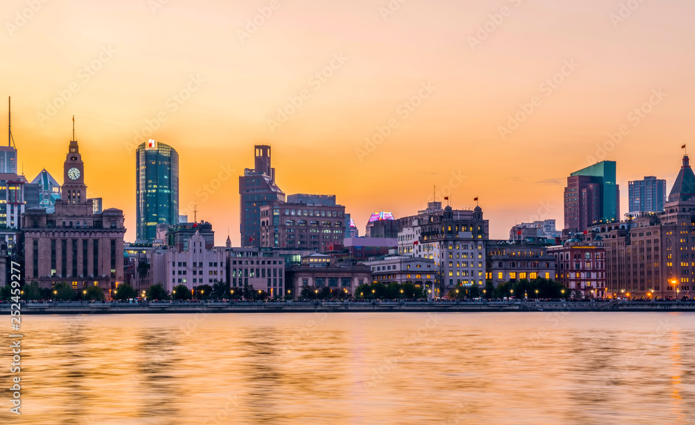 上海外滩建筑夜景……