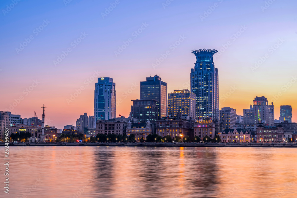 上海外滩建筑夜景……